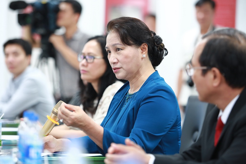 Vinamilk[-]chia[-]sẻ[-]khó[-]khăn[-]với[-]trẻ[-]em[-]vùng[-]lũ